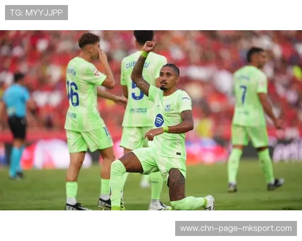 巴萨禁区左侧传中到位,拉菲尼亚横敲门前推进入网 巴萨禁区左侧传中到位,拉菲尼亚横敲门前推进入网